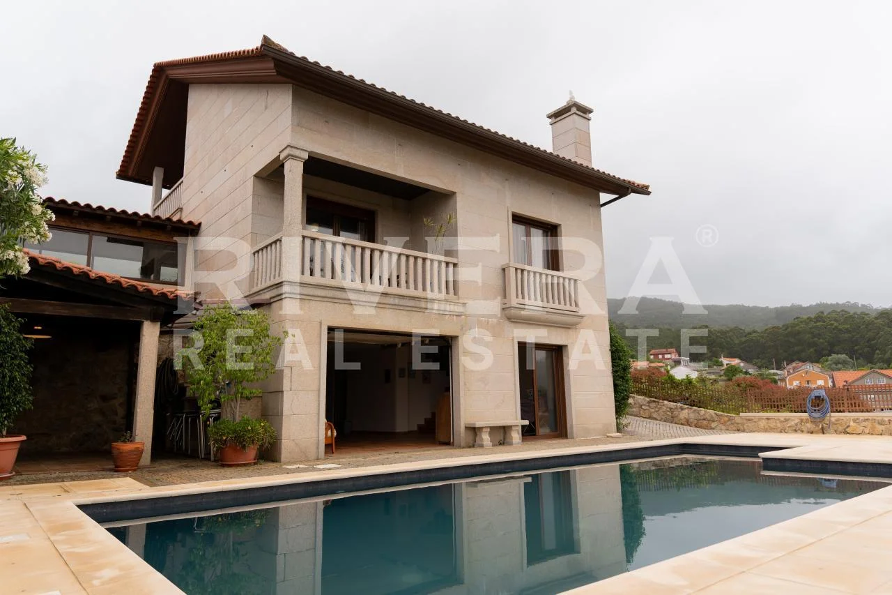 Chalet de piedra con piscina y tres dormitorios