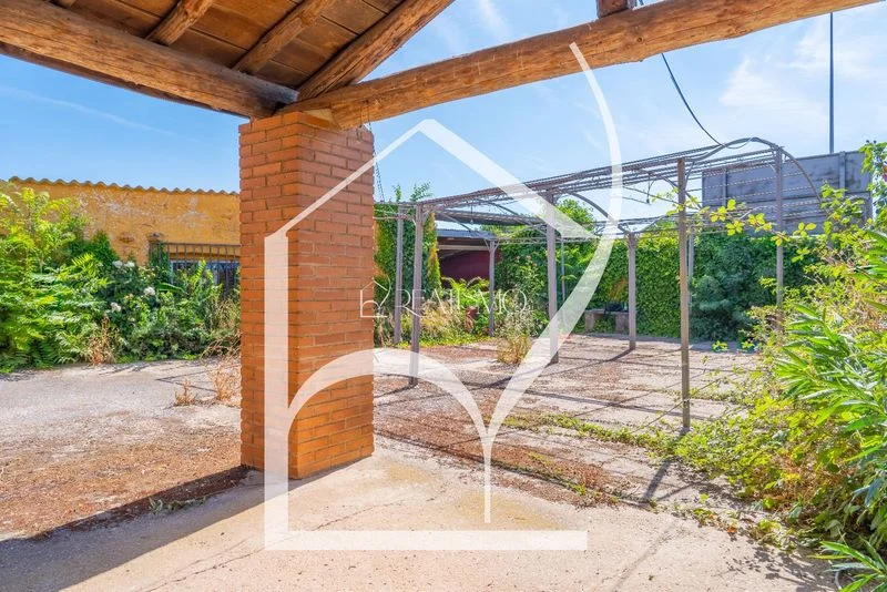 Mixed-use property with land in Villarmayor