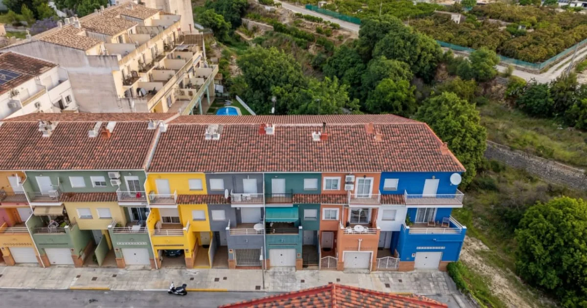 Renovated four-bedroom Pego townhouse