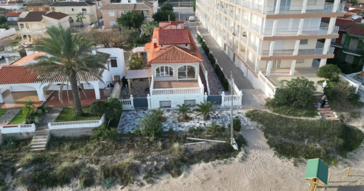Seafront chalet with seven bedrooms
