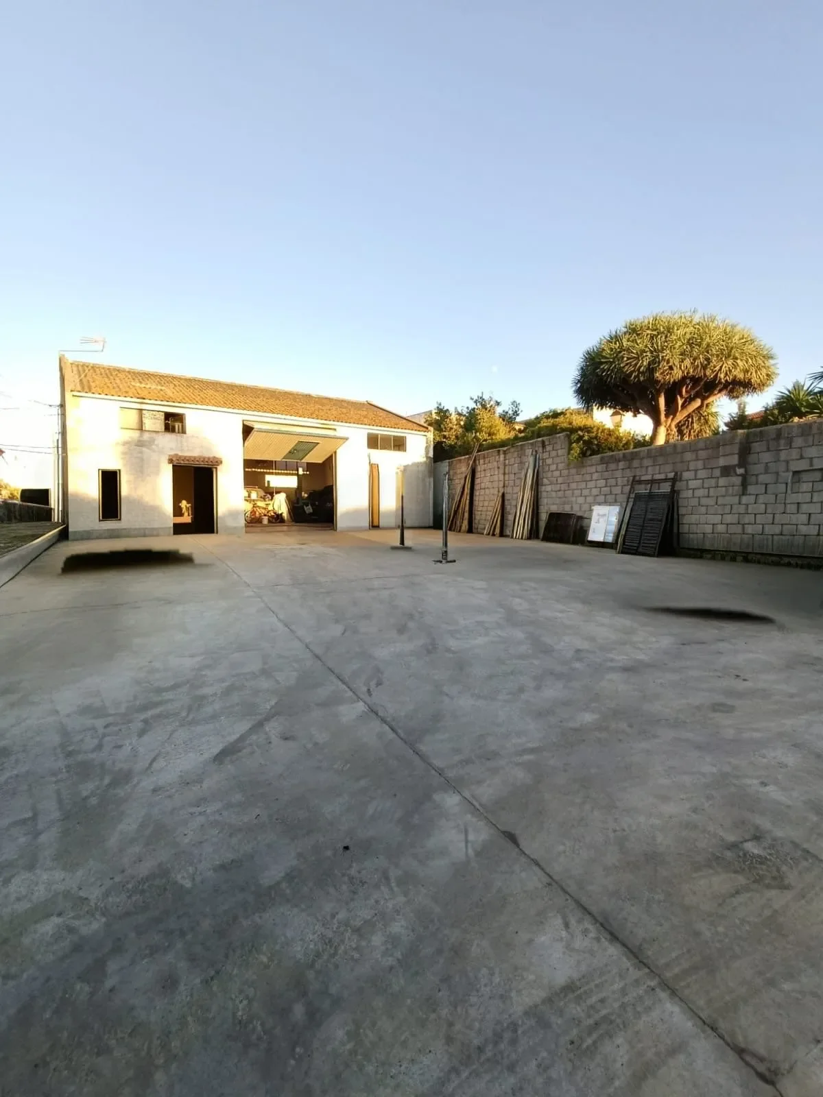 Urban plot with warehouse and dwelling