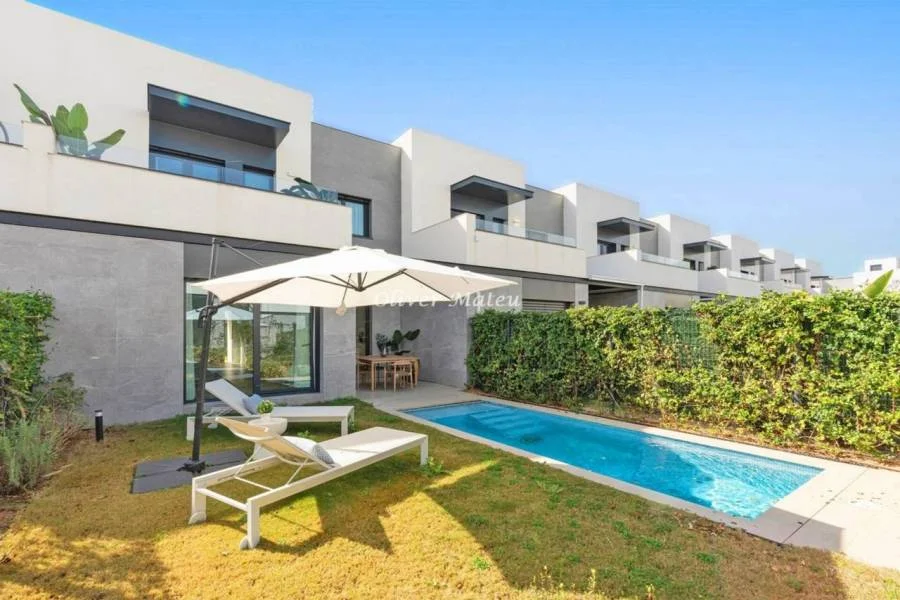 New townhouse near beach, private pool
