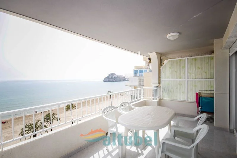 Beachfront apartment with castle views