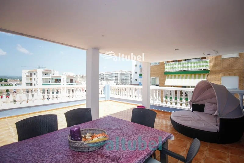 Seafront penthouse with 50 m² terrace