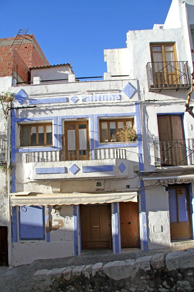 Edificio histórico frente al Castillo