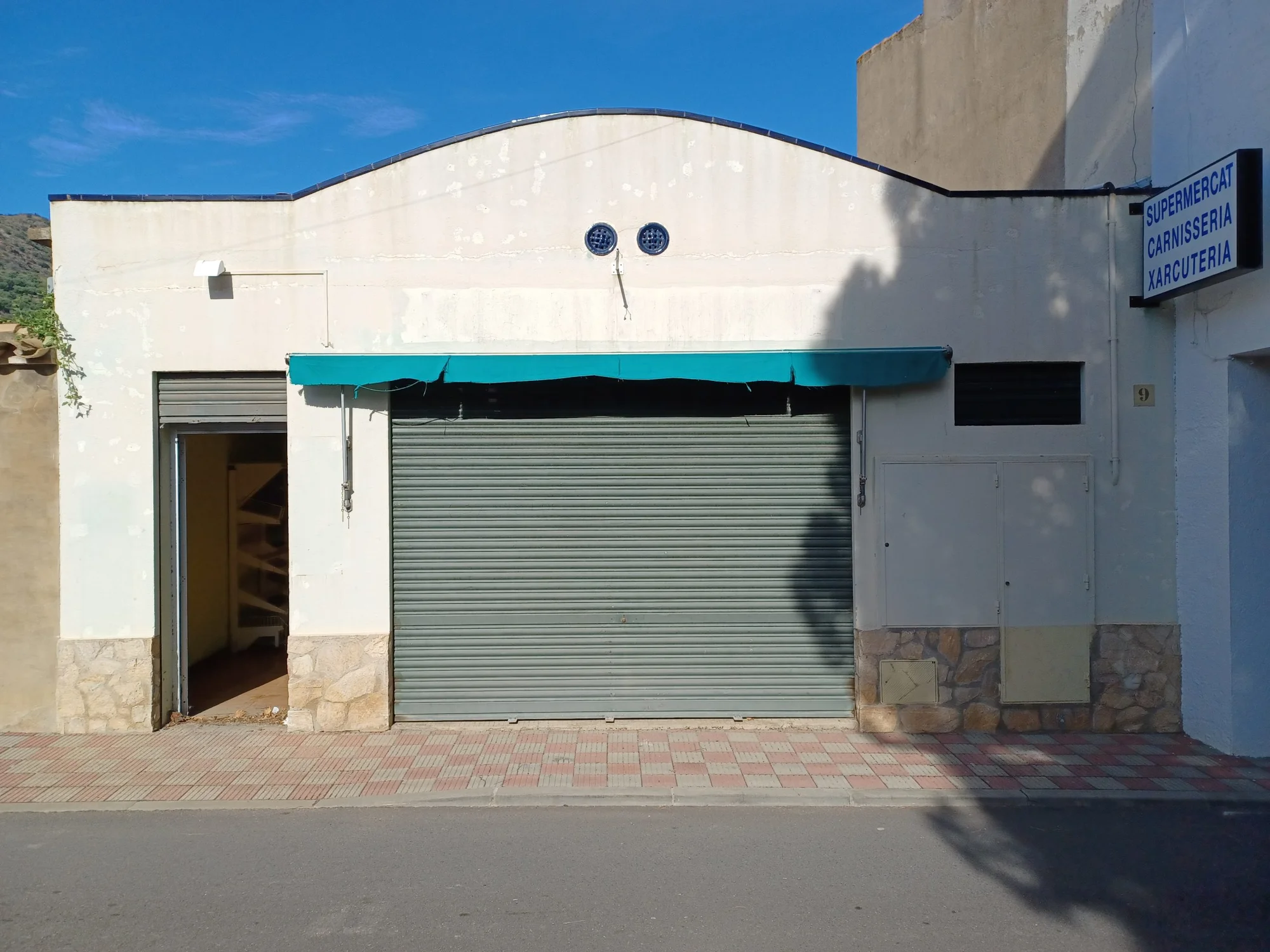 Town-centre retail unit with expansion potential