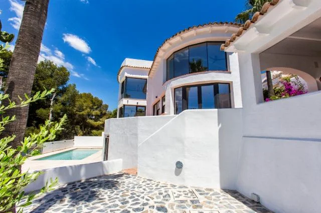 Villa renovada en Benissa con vistas al mar
