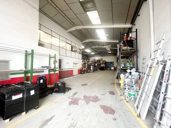 Nave industrial reformada de 596 m²