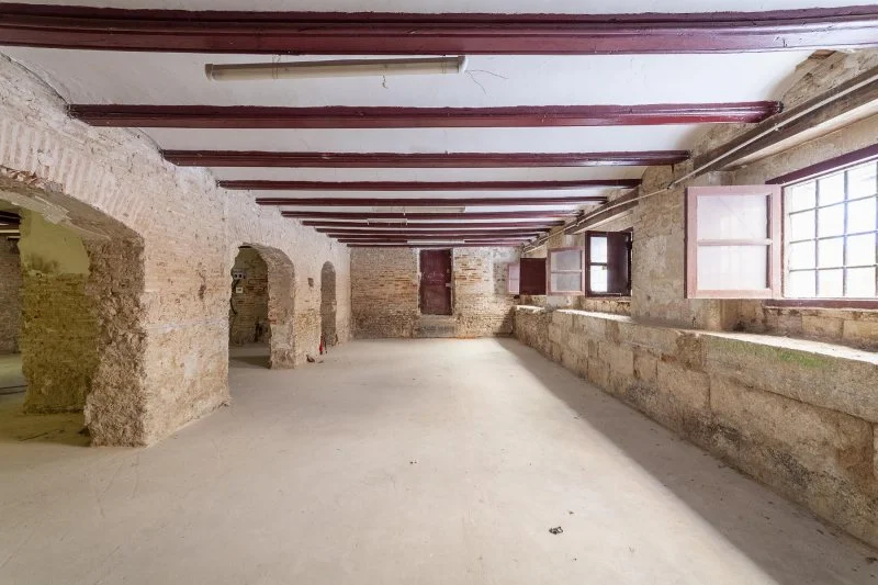 Historic centre commercial unit, 193 m²
