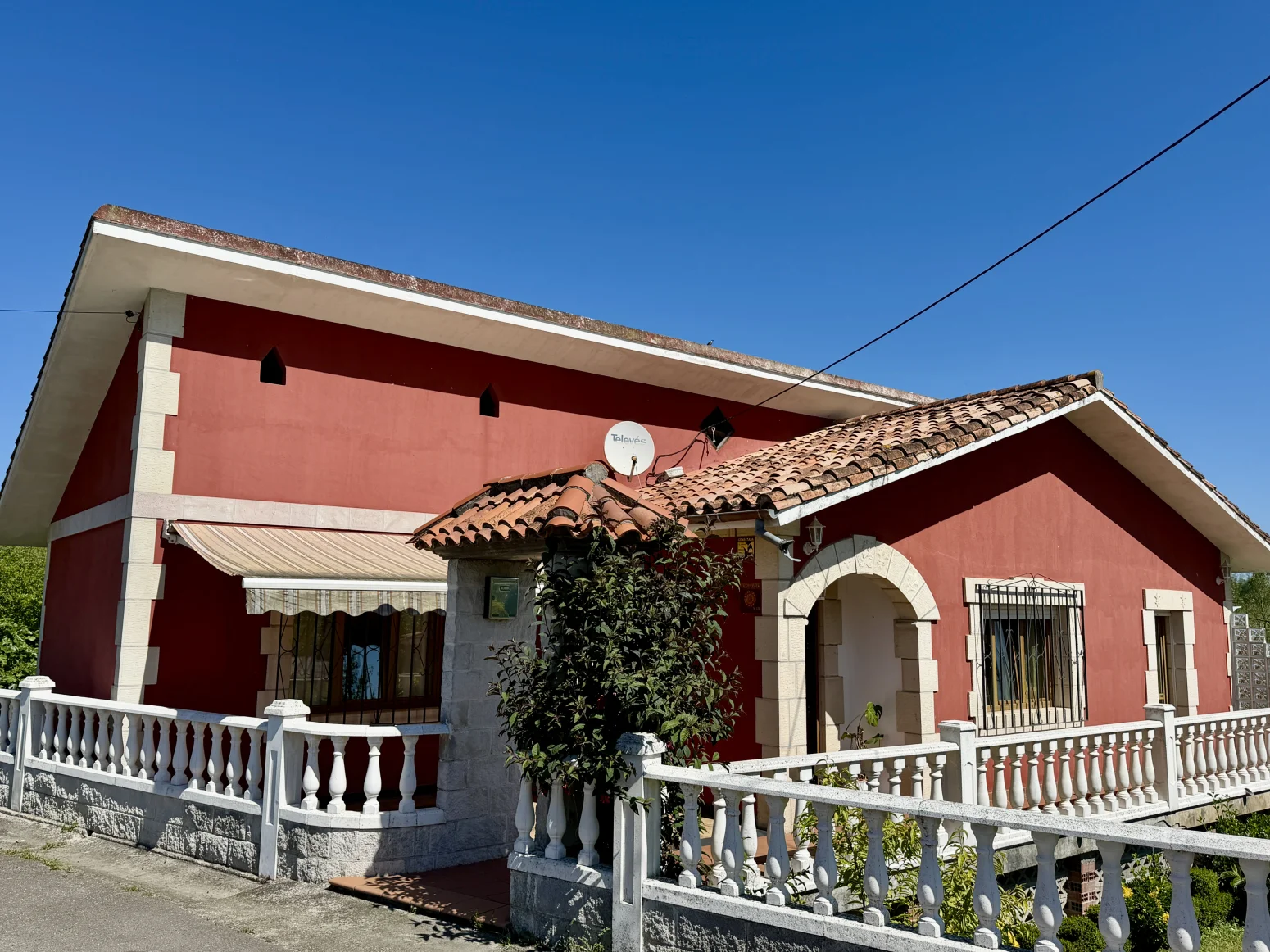 Two-storey house with urban expansion land
