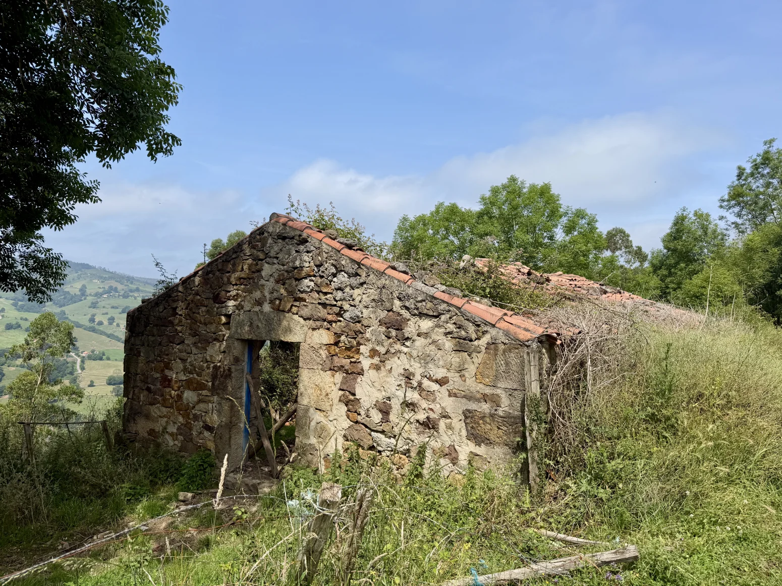 Stone cabin with 33,379 m² land