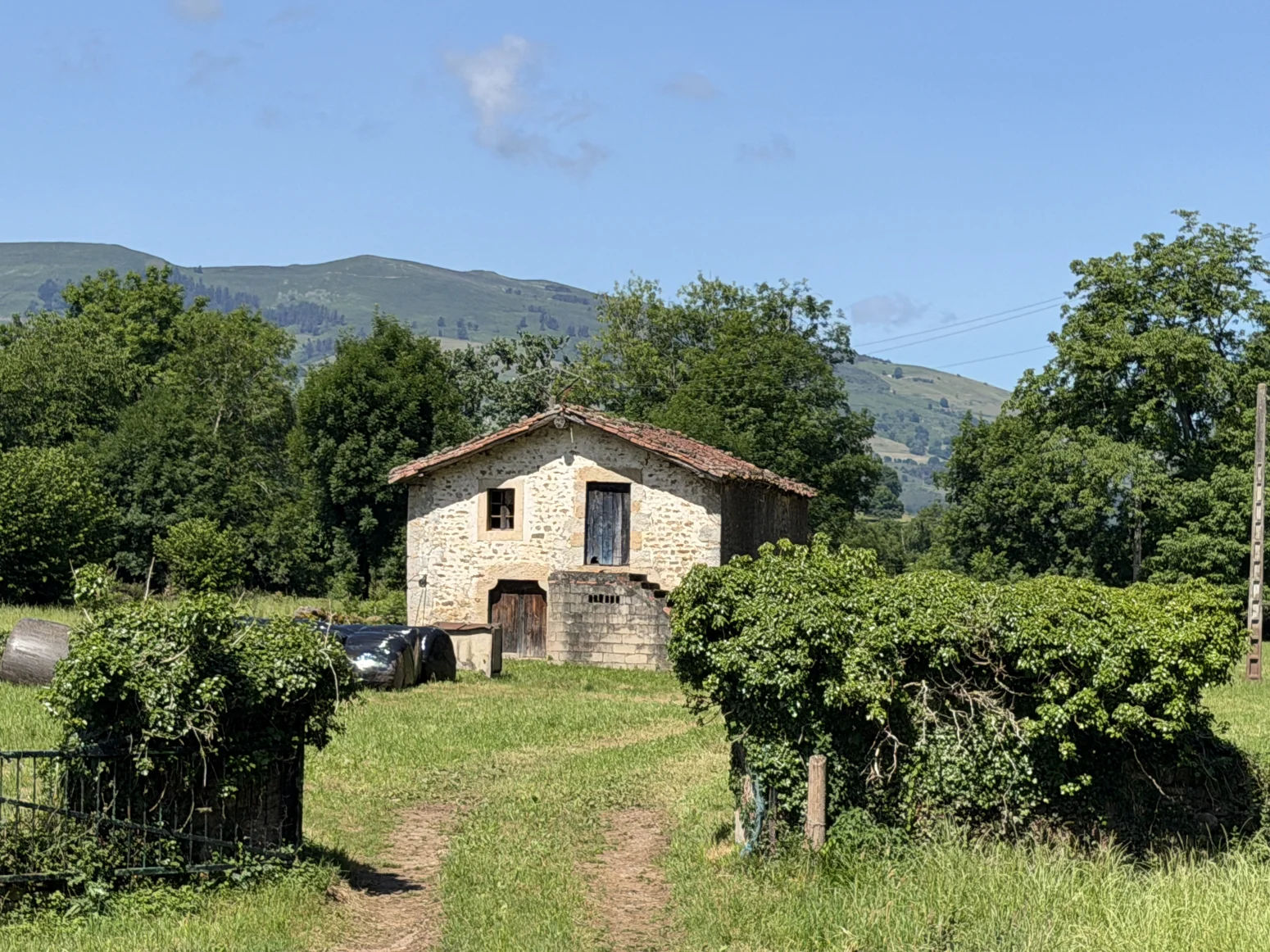 Chalet de piedra junto al río con gran finca