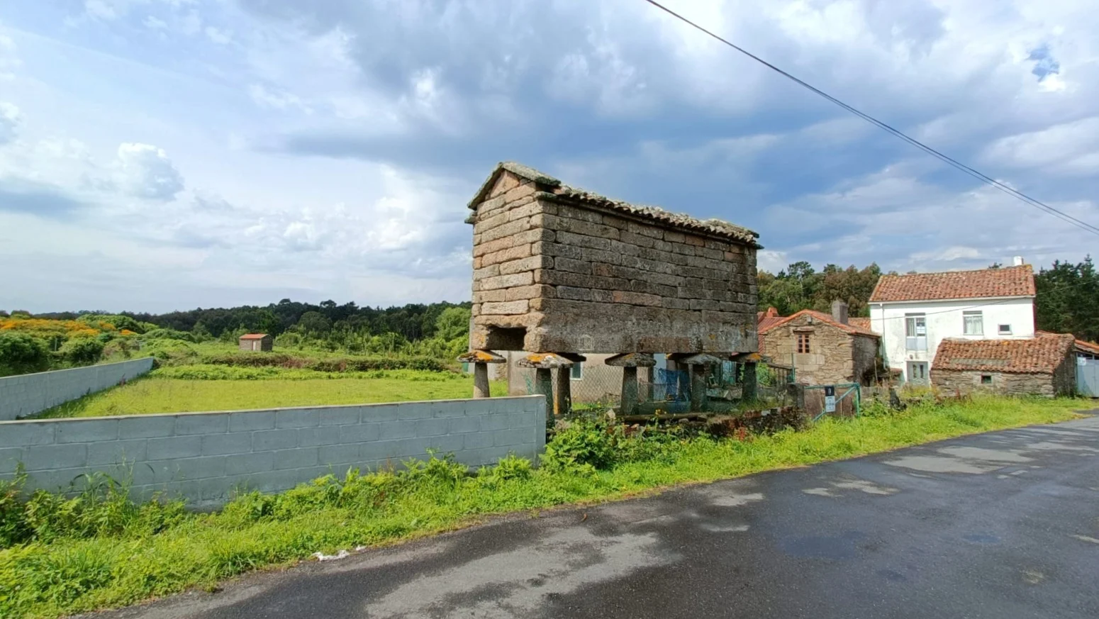 Amplia casa costera con fincas edificables