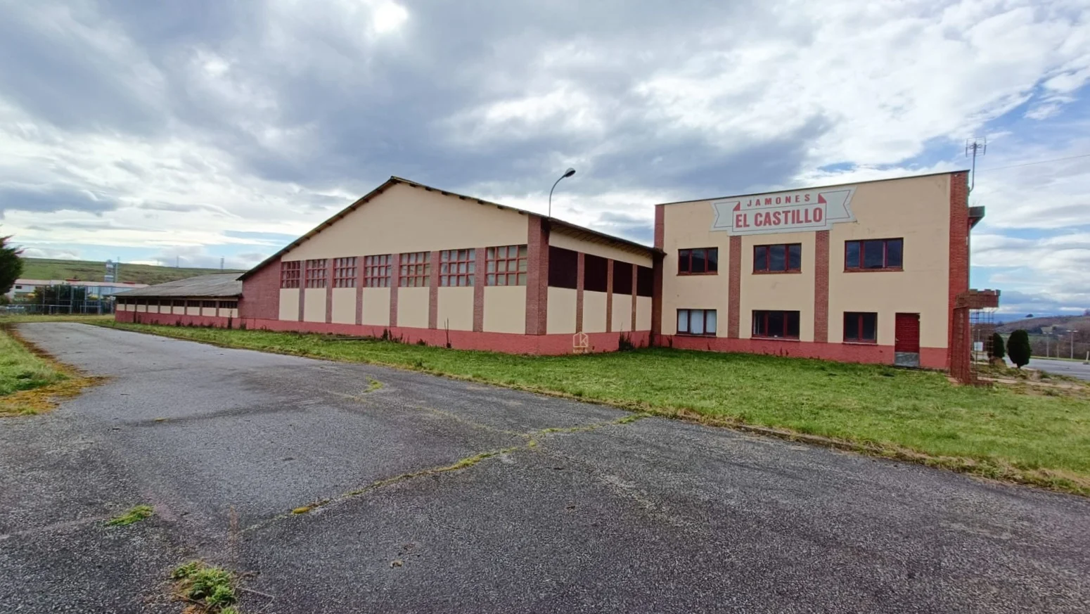 Large industrial nave with extensive land
