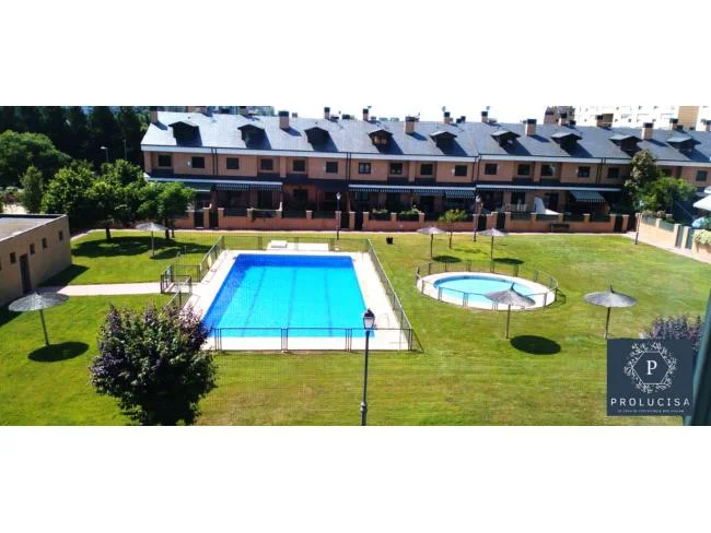 Amplio chalet adosado con jardín privado