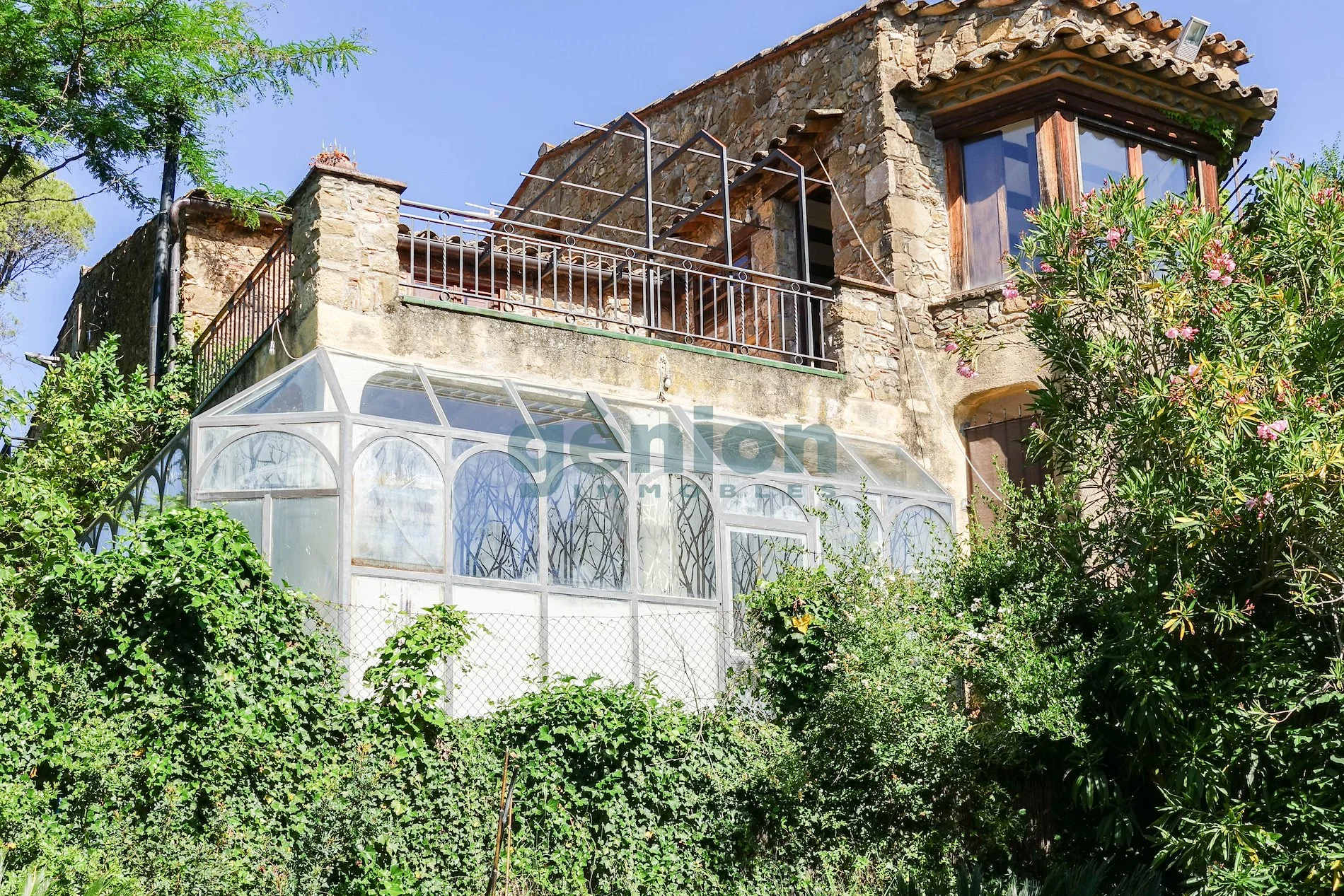 Masía estate, two annexes and pool