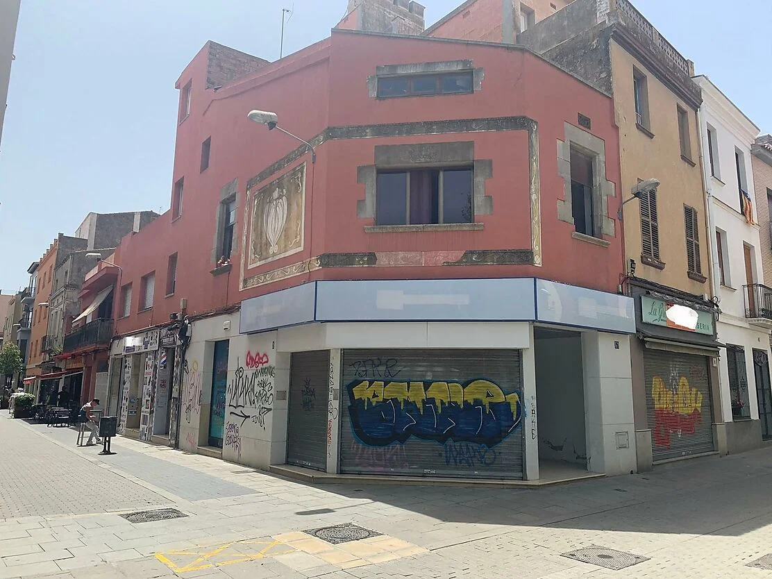 Edificio céntrico mixto cerca del mar