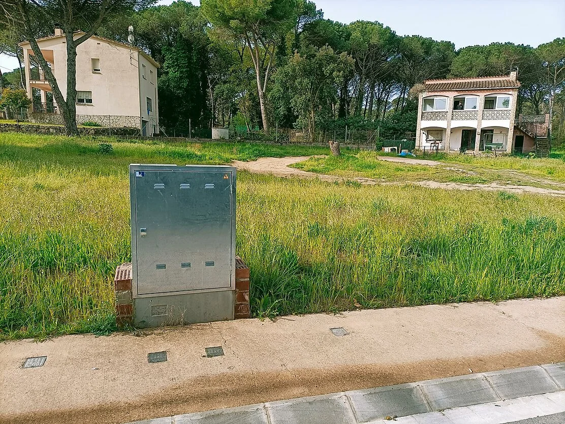 Parcela llana de 661 m² en La Canyera