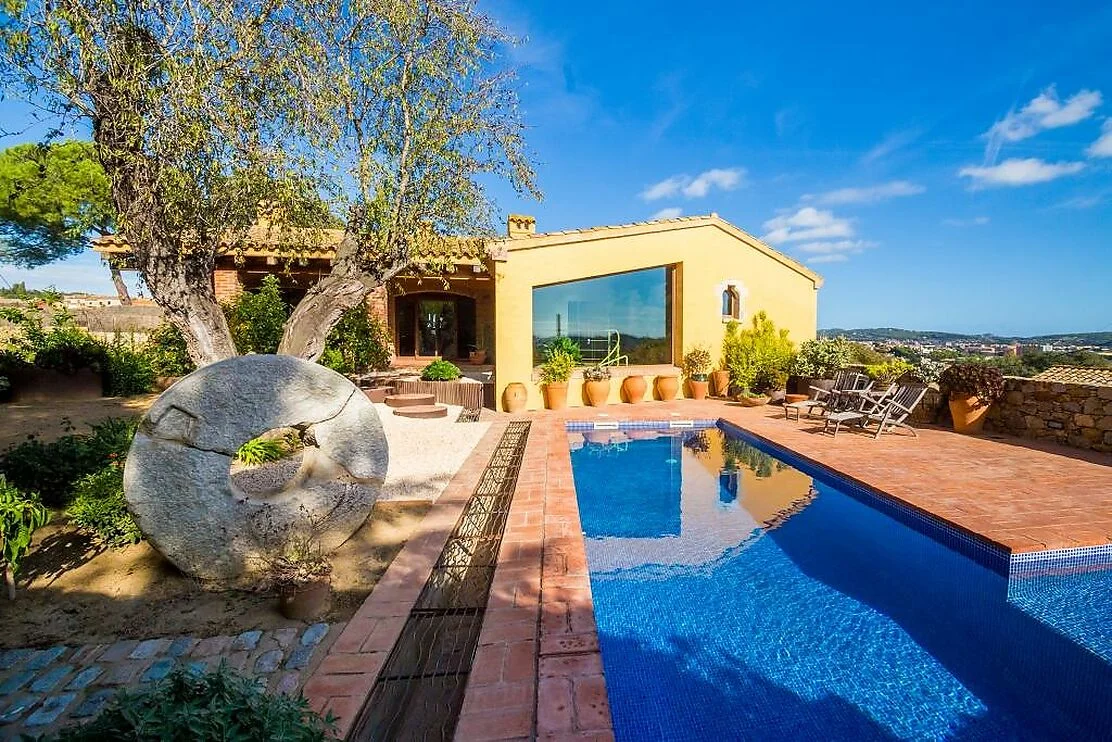Spacious Mont-ras house with pool