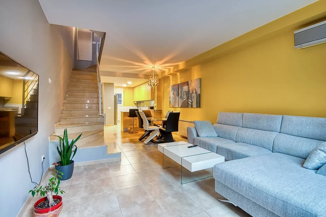 Three-bedroom townhouse with terrace in Eixample