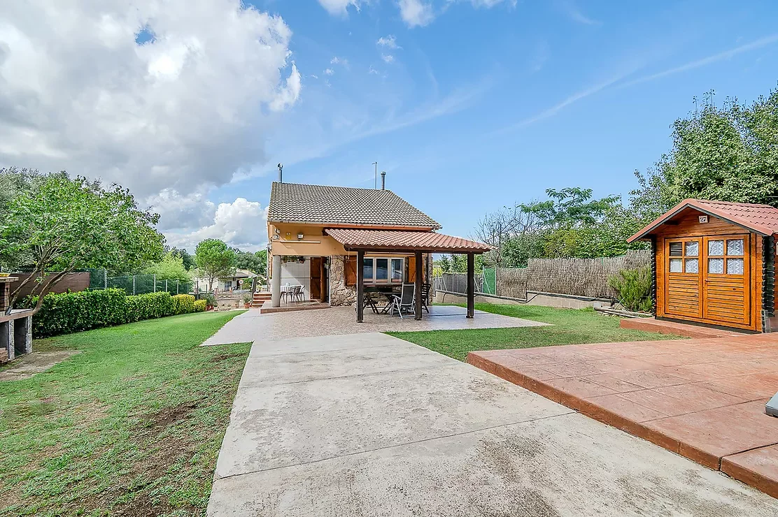 Four-bedroom house with private pool