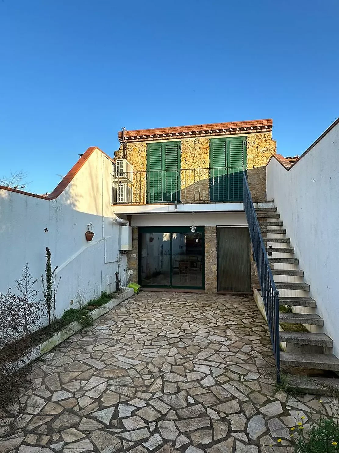Casa reformada con amplio jardín