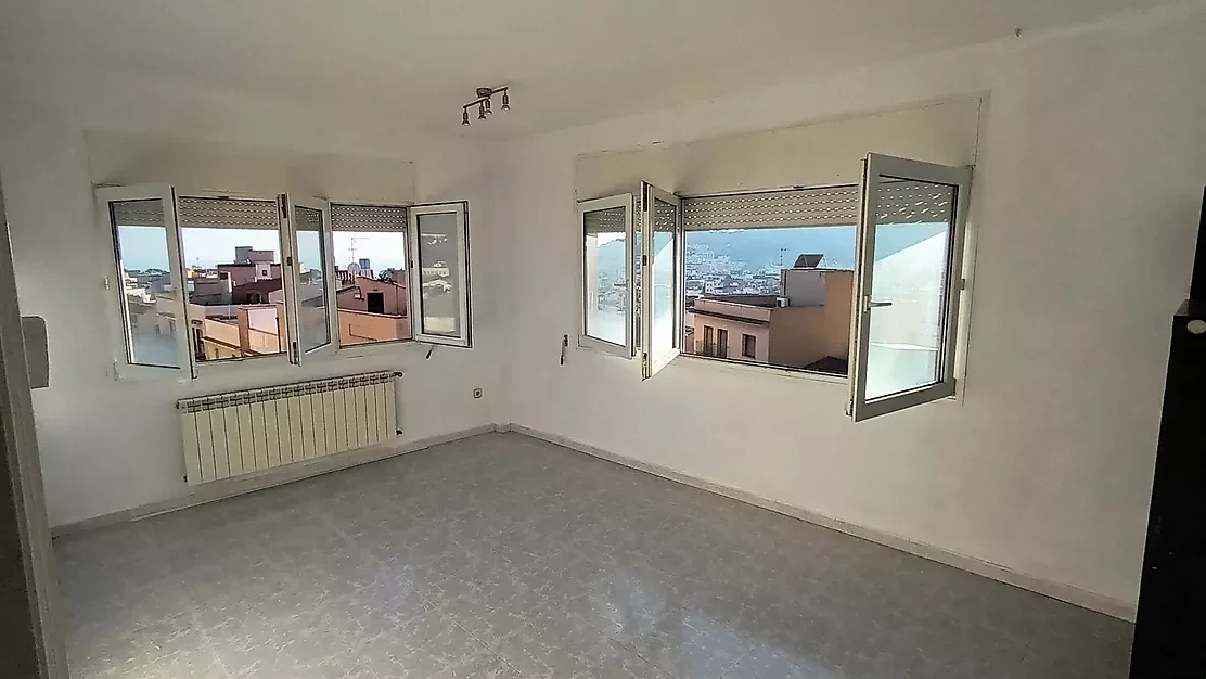 Bright three-bedroom flat near beach