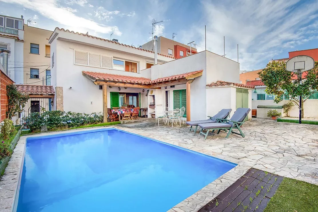 Four-bedroom house with private pool