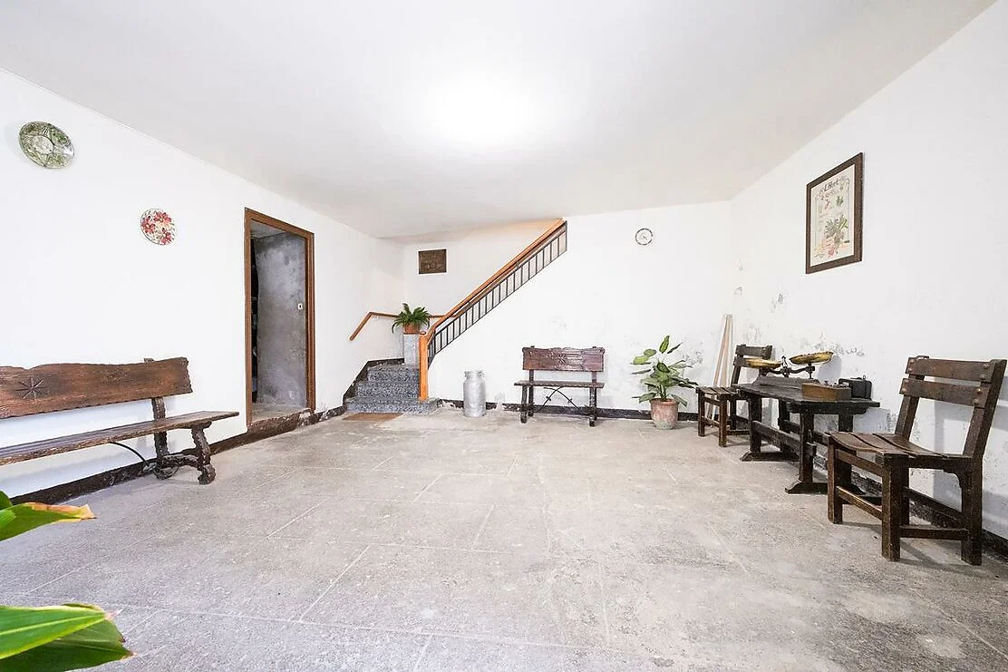 Casa rústica de pueblo con diez habitaciones