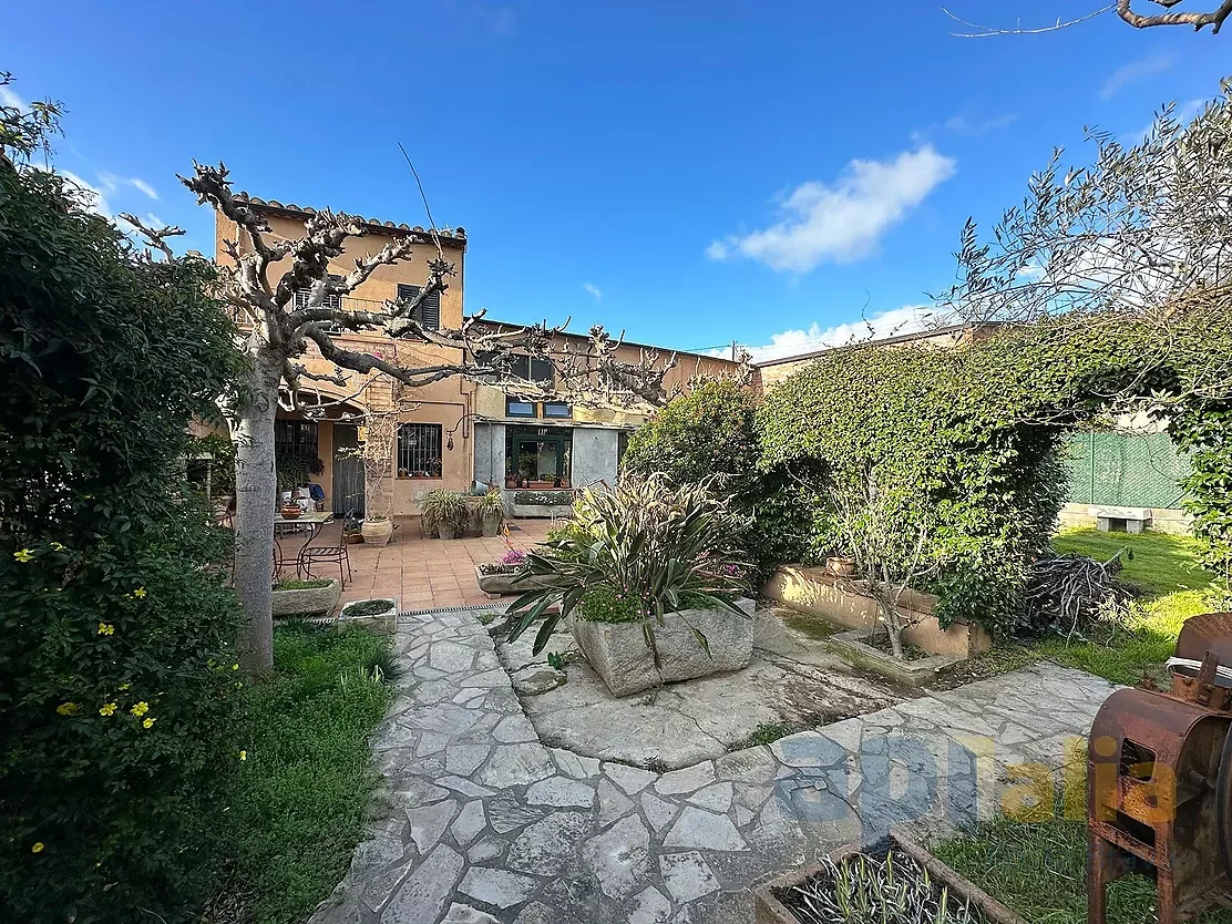Casa reformada en Forallac con anexo