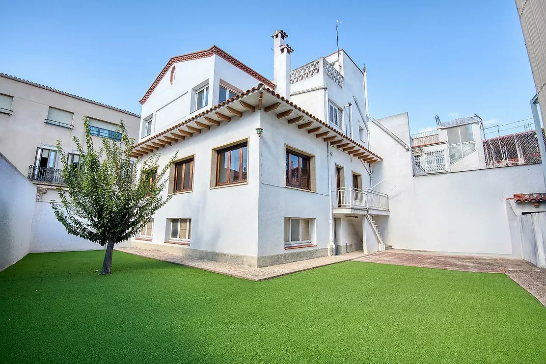 Versatile coastal house with garden