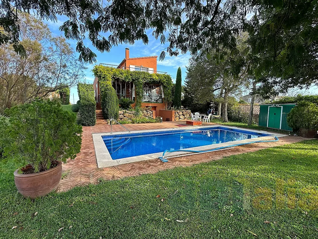 Restored Ultramort house with saltwater pool