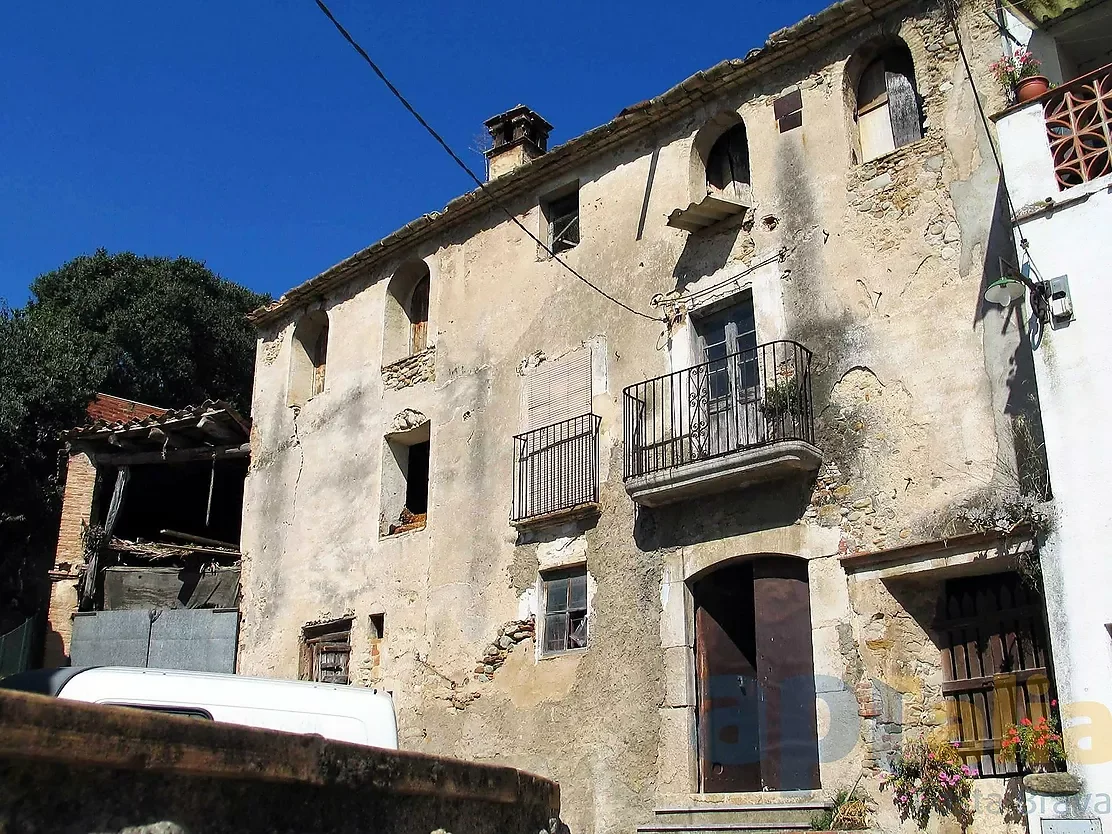 Casa histórica cerca de Girona, 8 habitaciones, rehabilitación