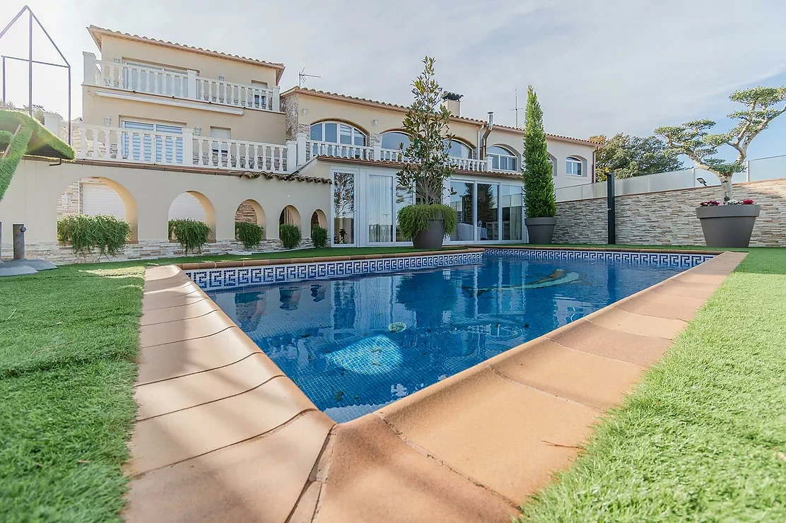 Panoramic five-bedroom house in Pals