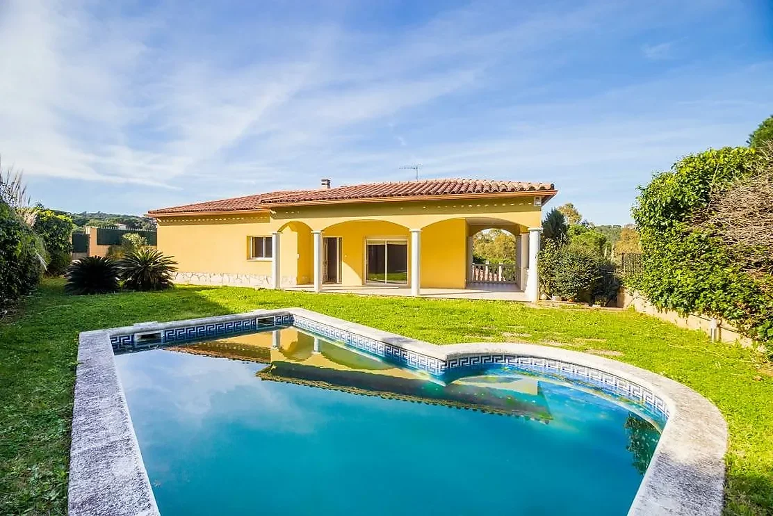 Three-bedroom house with garden and pool
