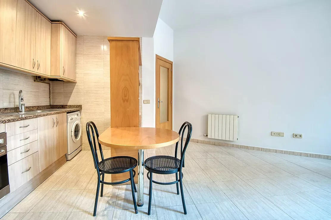 Central one-bedroom flat with parking