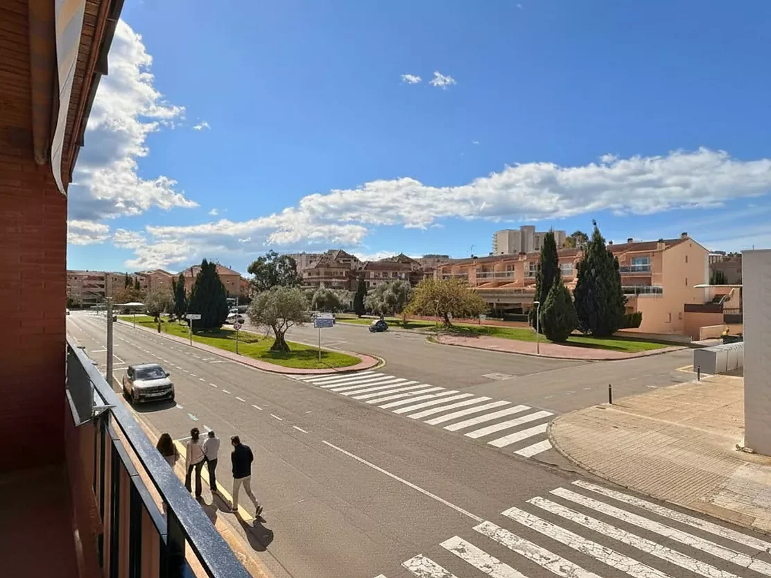 Bright two-bedroom flat near beach