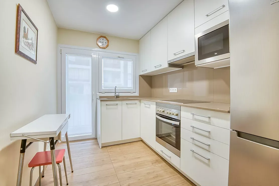 Renovated three-bedroom flat near beach