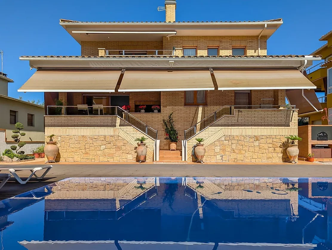 Lakefront Banyoles house with pool