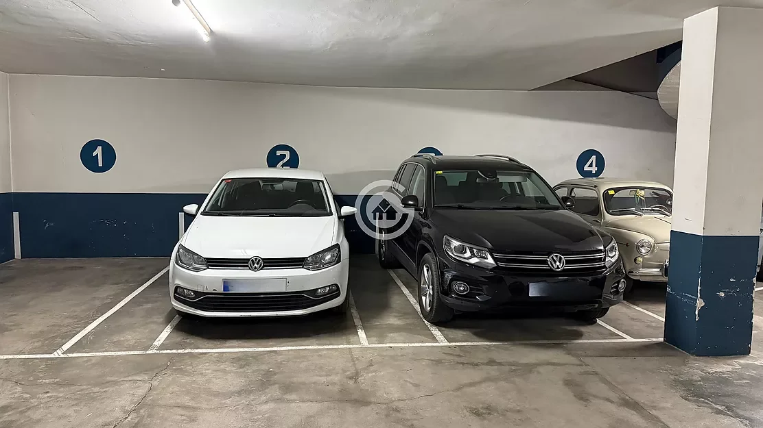 Dos amplias plazas cerca del centro