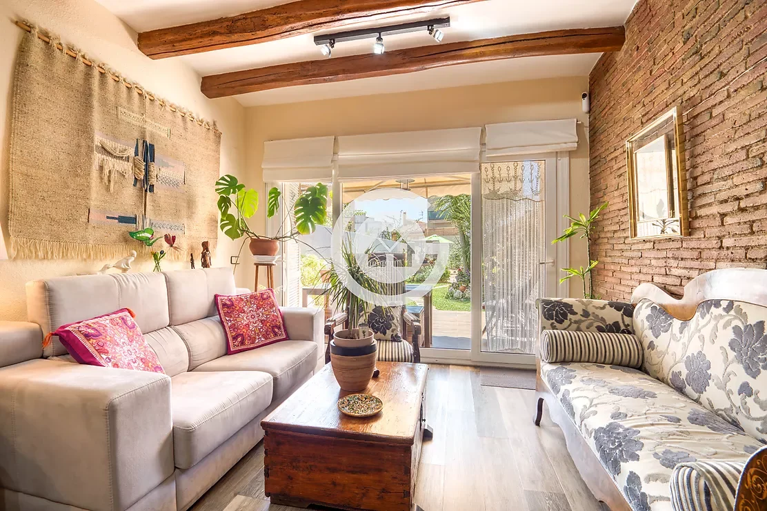 Casa adosada tradicional con jardín privado