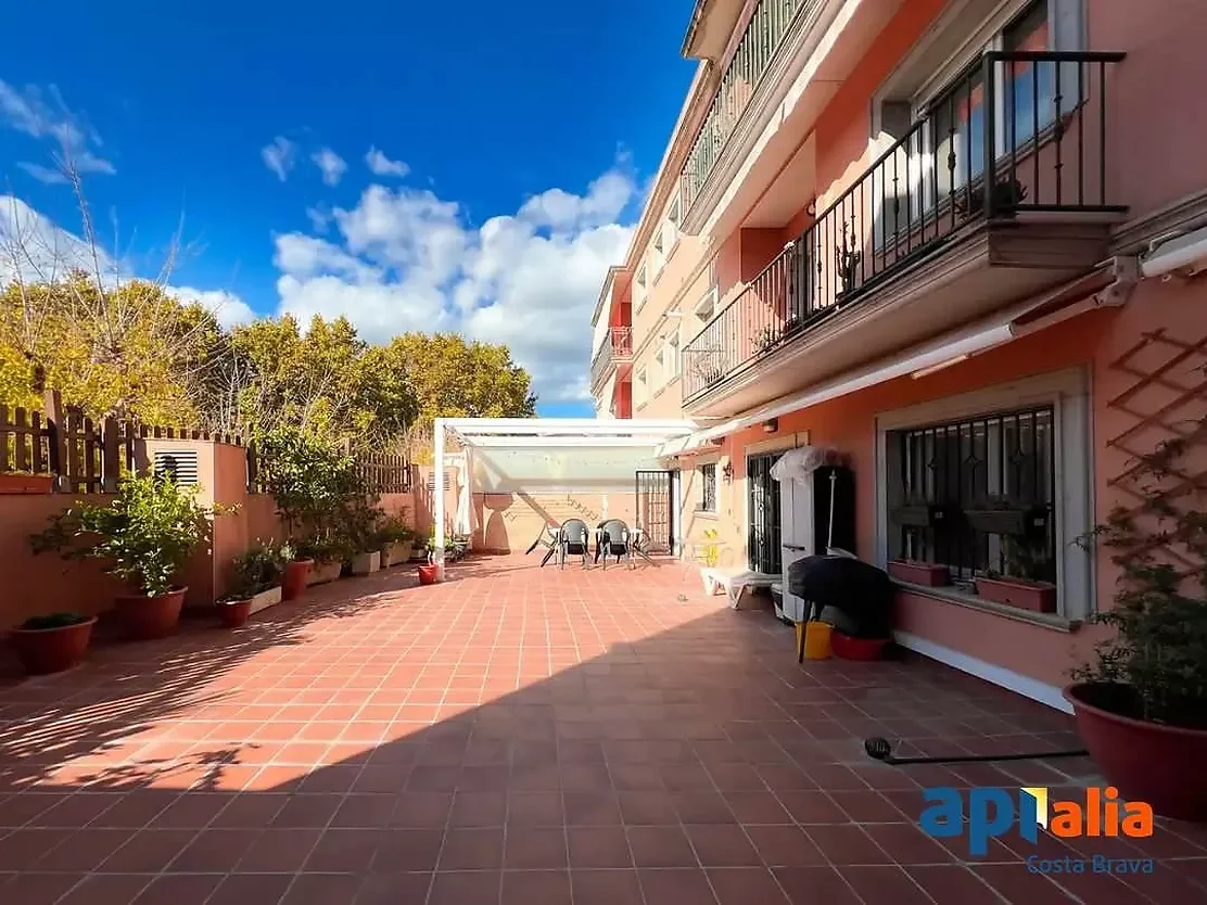 Ground-floor flat near beach, 3 bedrooms