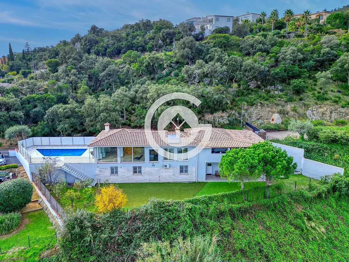 Gran villa reformada con casa de invitados