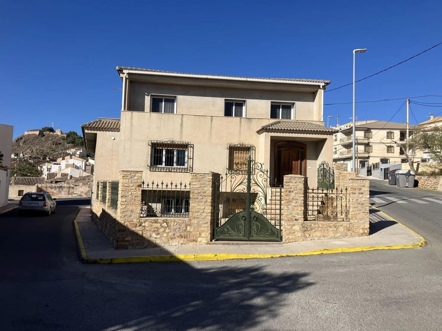 Three-storey Oria house, 529 m²