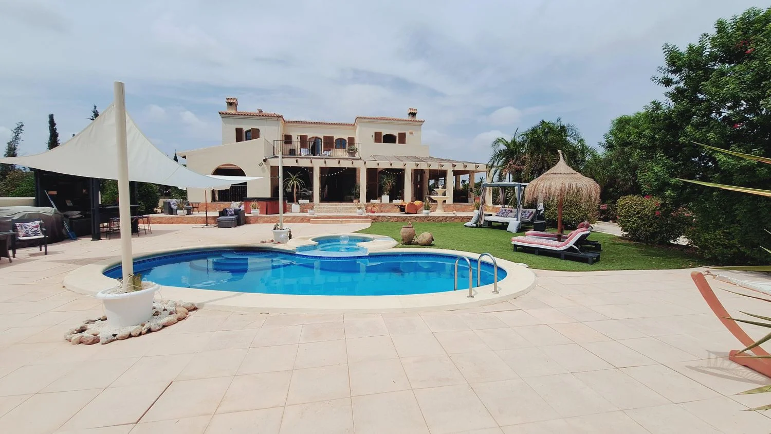 Villa hacienda de 255 m² con piscina