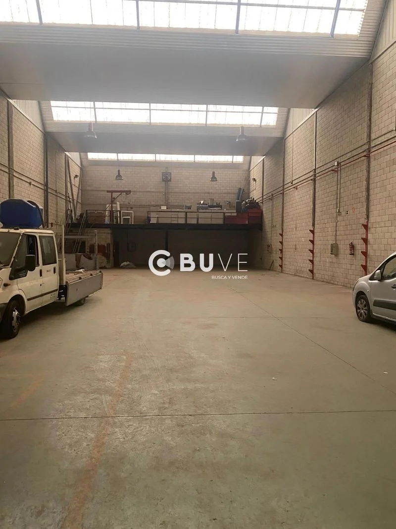 Nave industrial con acceso logístico