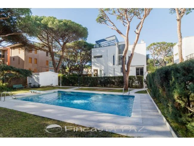 Seaside chalet with private garden