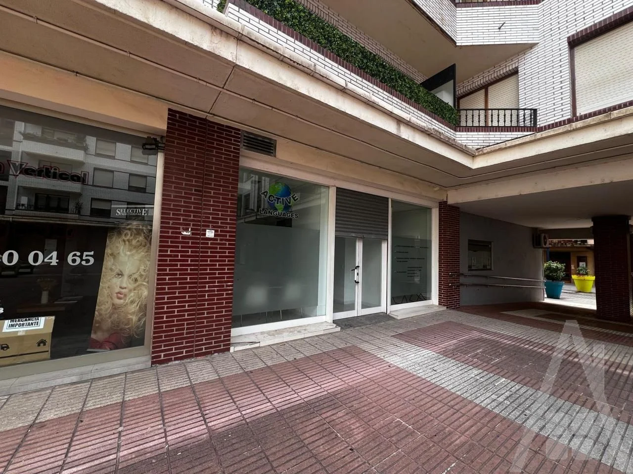 Central fitted commercial unit, 80 m²