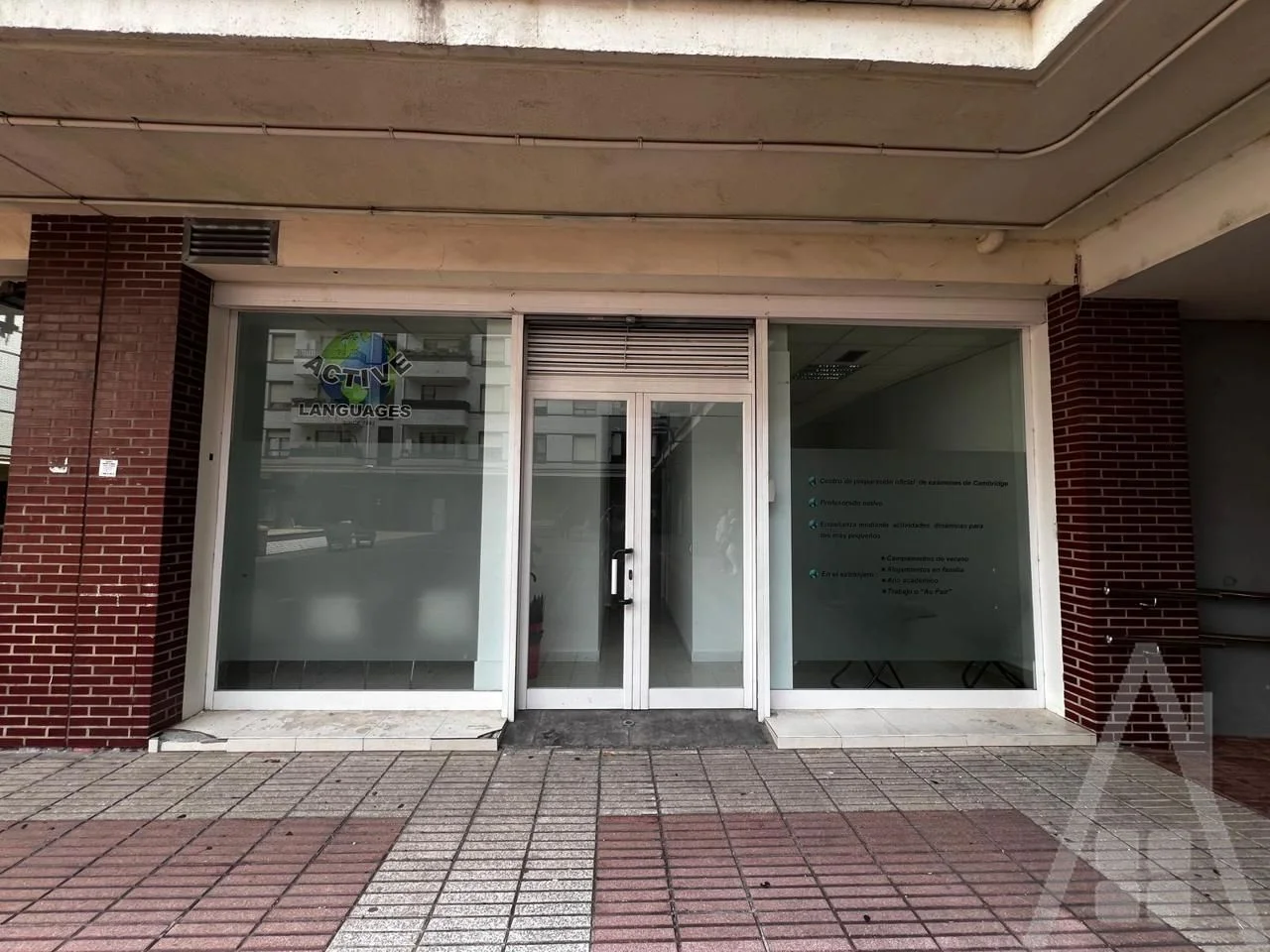 Central commercial unit, 80 m², fitted