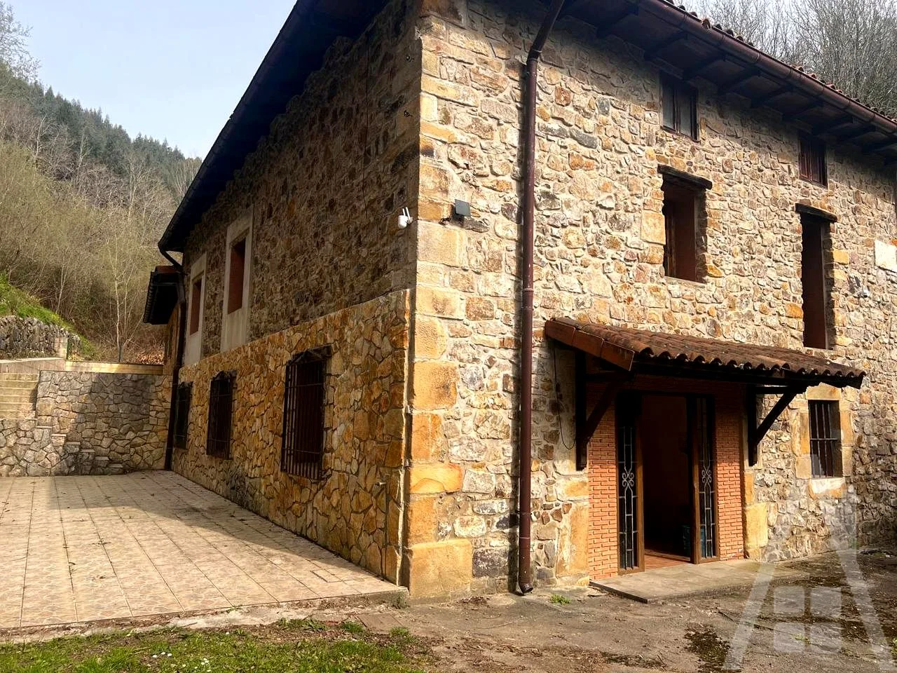 Villa reformada con parcela de 10.000 m²